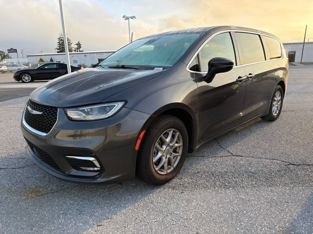 Used 2023 Gray Chrysler Touring L image 3