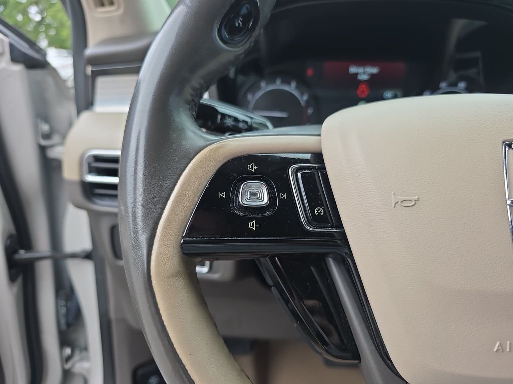 Used 2020 Ceramic White Lincoln Standard image 19