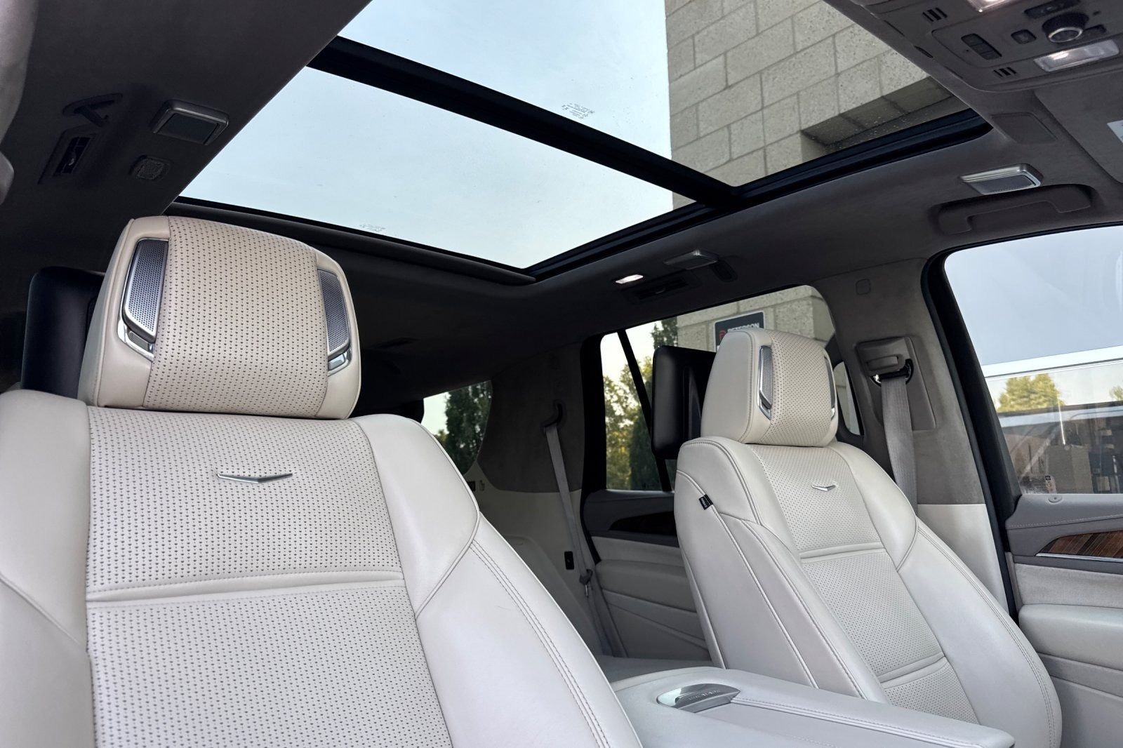 Used 2024 White Cadillac Sport Platinum image 21