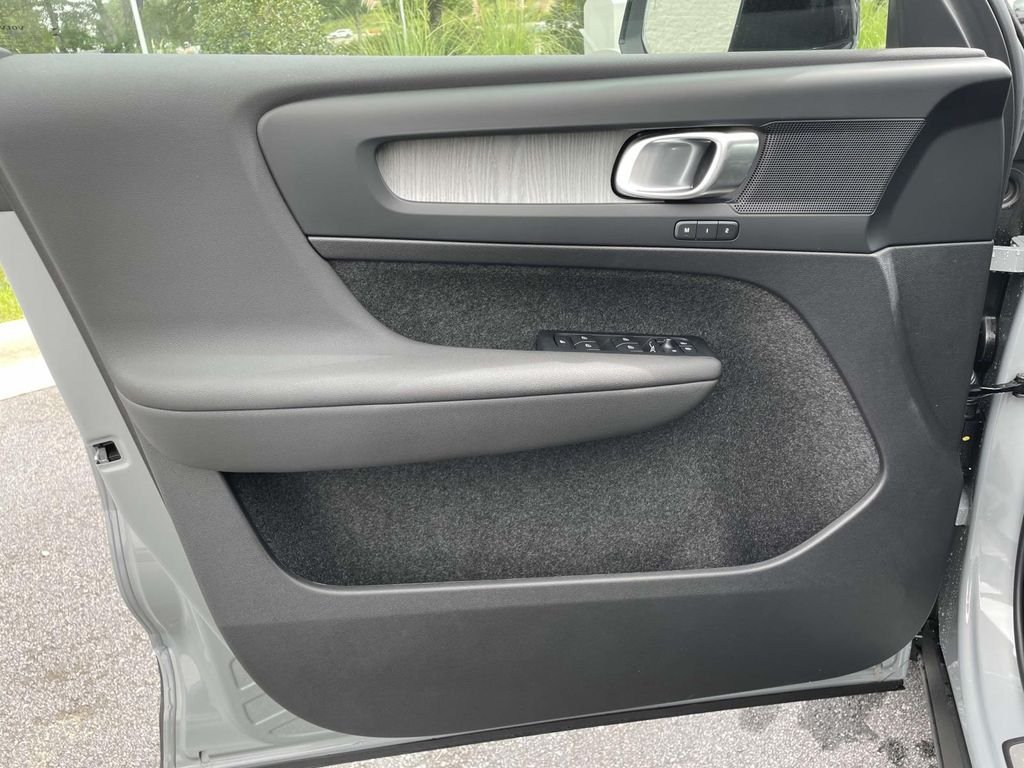 2026 Volvo XC40 Plus - Photo 6