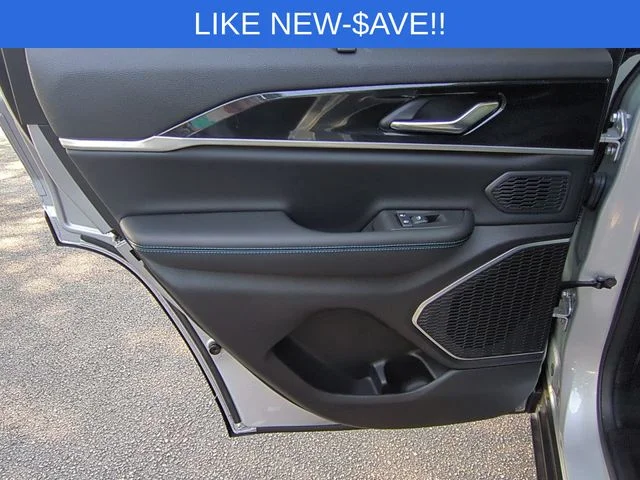 Used 2025 Silver Jeep Trailhawk 4xe image 28