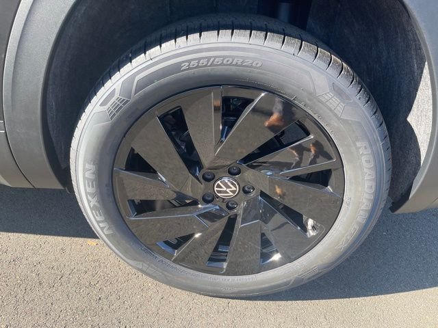 New 2026 Black Volkswagen 2.0T SE w/Technology image 9