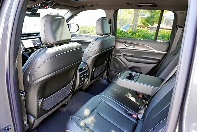 New 2026 Baltic Gray Metallic Clear-Coat Exterior Paint Jeep Limited image 23