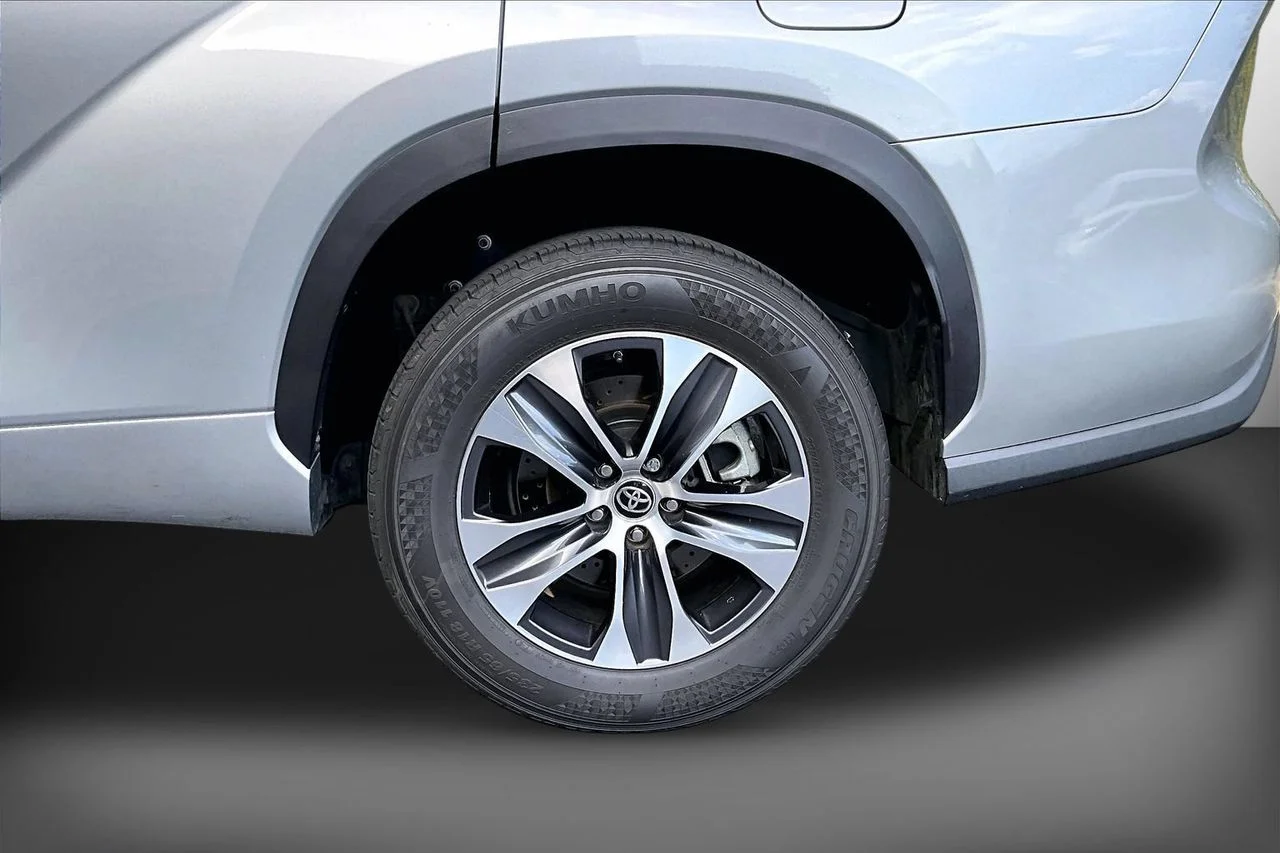 Used 2021 Silver Toyota XLE image 34