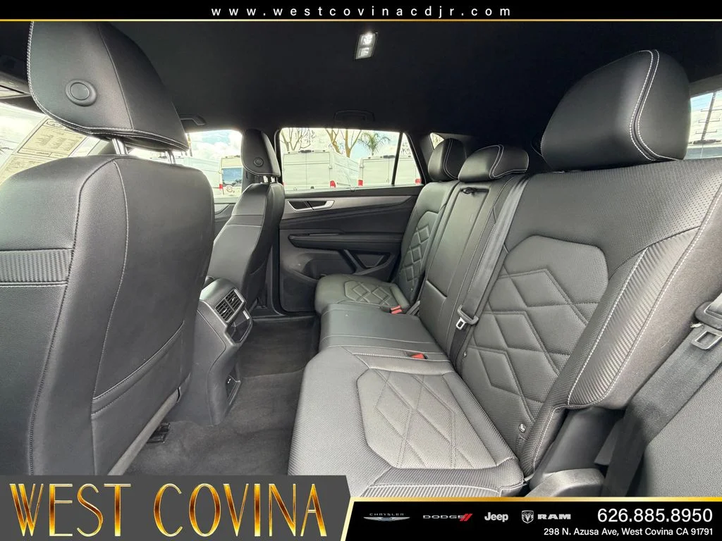 Used 2025 Black Volkswagen 2.0T SE w/Technology image 26