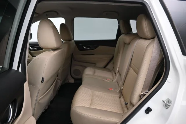 Used 2018 Pearl White Nissan SV image 21