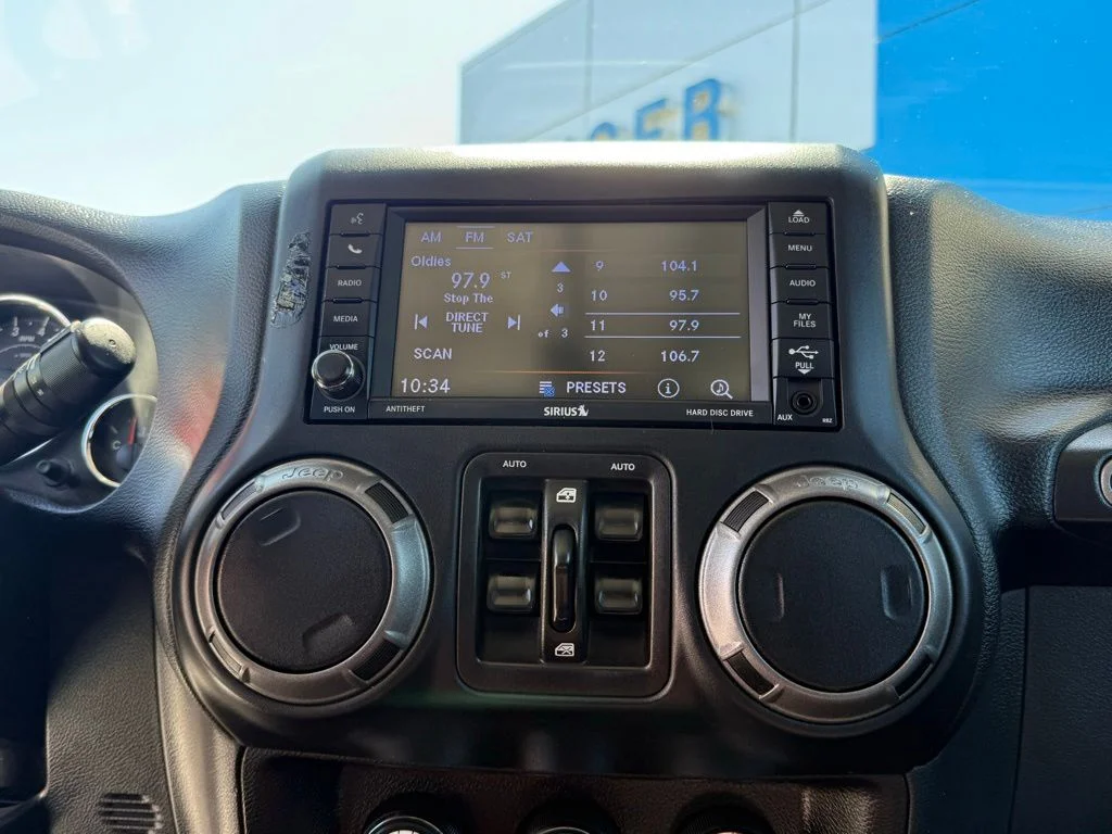 Used 2018 Silver Jeep Unlimited Sport image 23