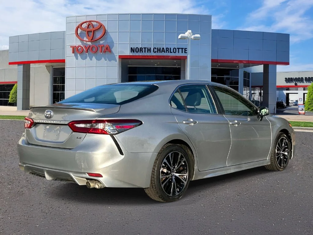 Used 2018 Silver Toyota SE image 7