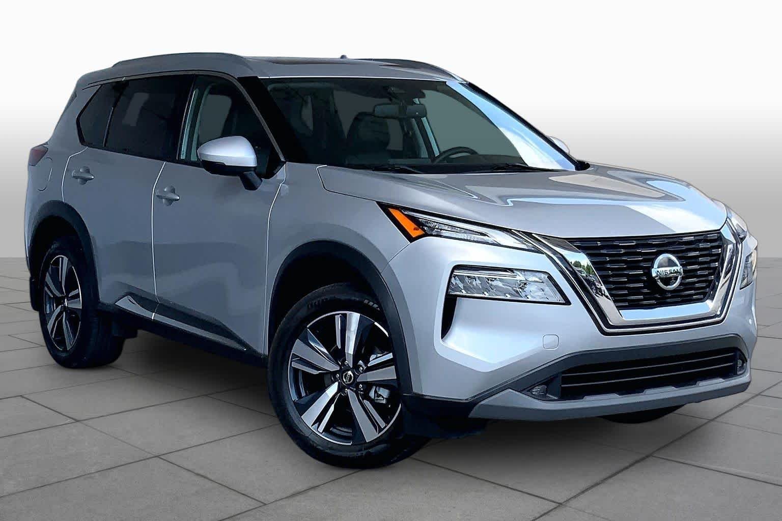 Used 2021 Brilliant Silver Metallic Nissan SL image 3