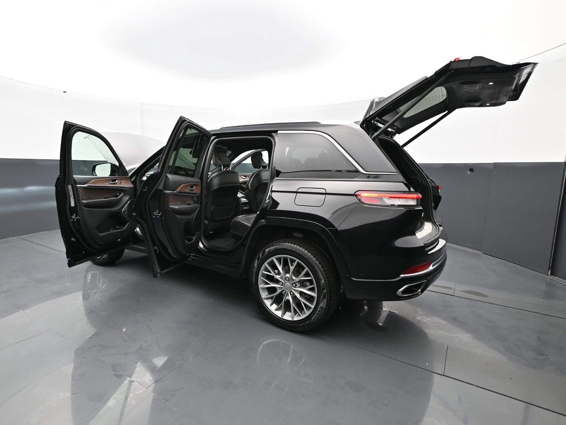 Used 2023 Diamond Black Crystal Pearlcoat Jeep Summit image 35