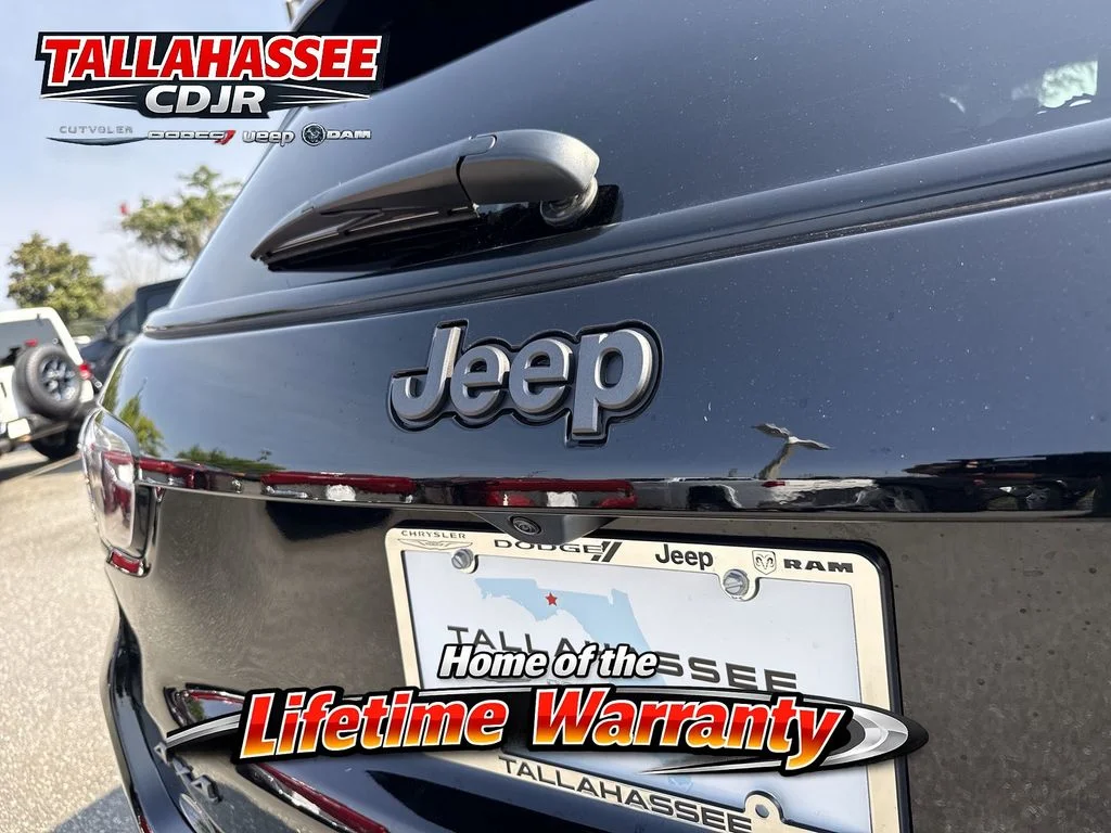 New 2026 Diamond Black Crystal Pearlcoat Jeep Latitude image 5