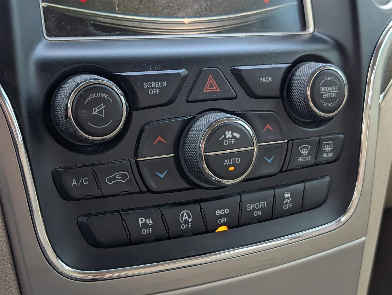 Used 2017 Diamond Black Crystal Pearlcoat Jeep Overland image 18