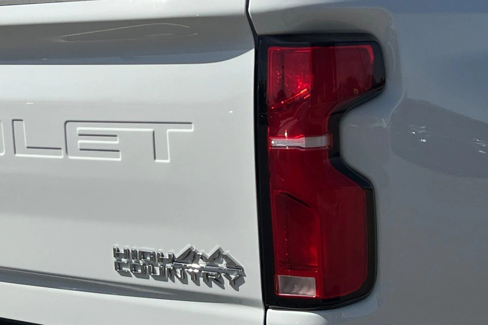 Used 2025 White Chevrolet High Country image 26