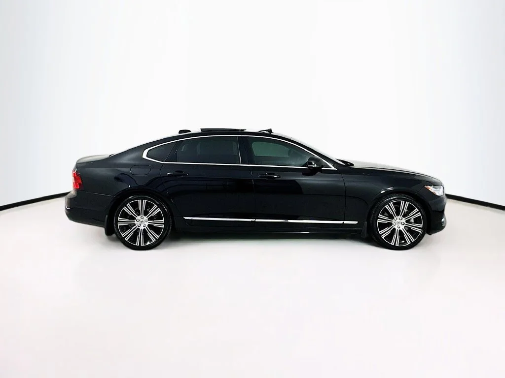 Used 2023 Onyx Black Metallic Volvo B6 Plus image 9