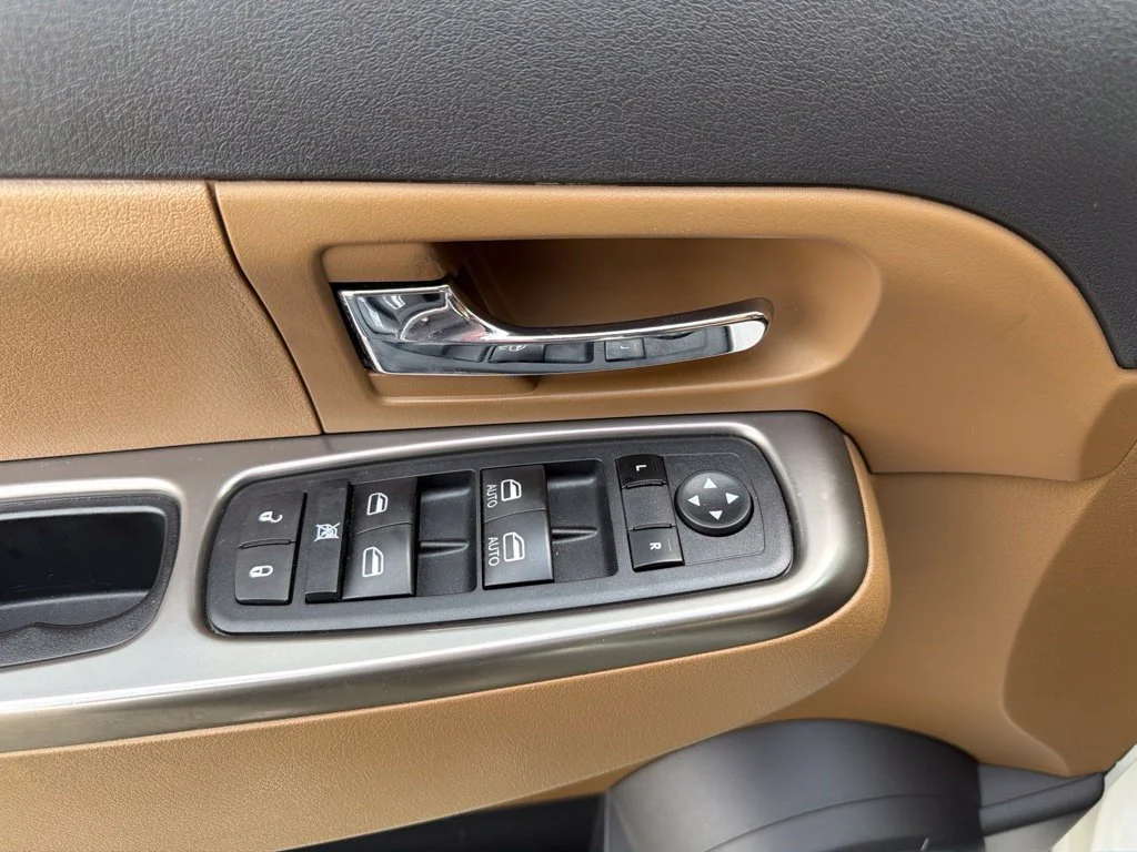 Used 2012 White Jeep Limited image 9