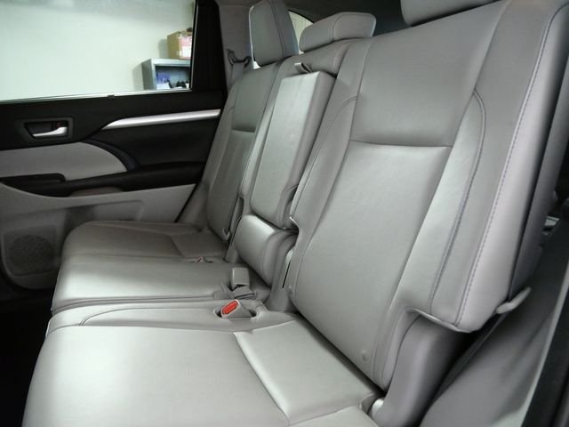 Used 2015 Gray Toyota XLE V6 image 13