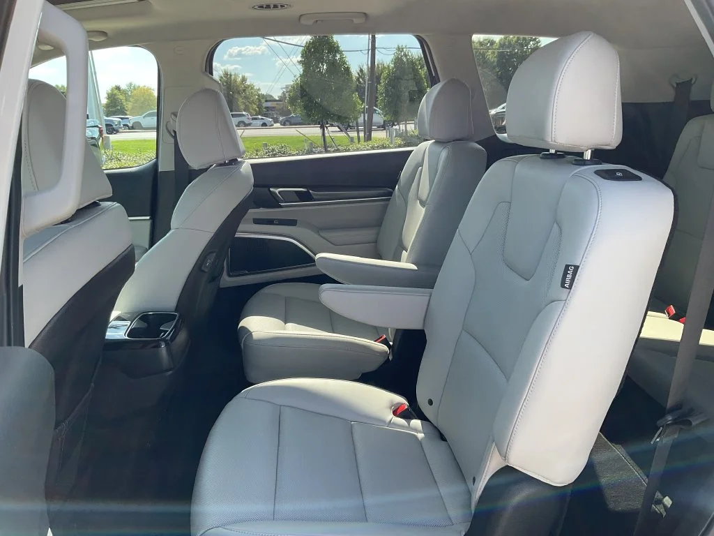 Used 2025 White Kia S image 16