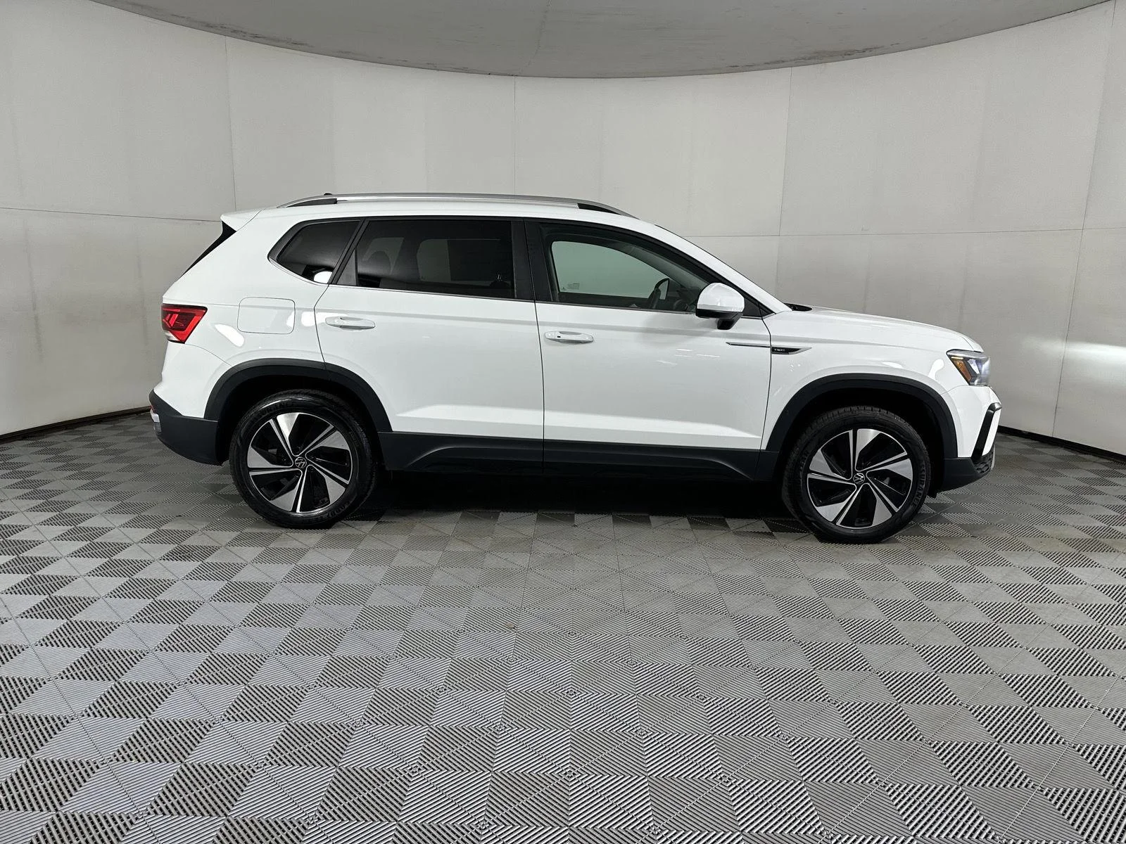 Used 2023 Pure White Volkswagen SE image 10