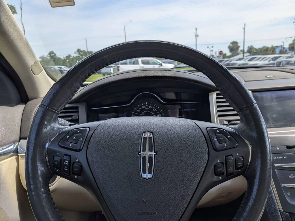 Used 2013 Beige Lincoln Base image 21