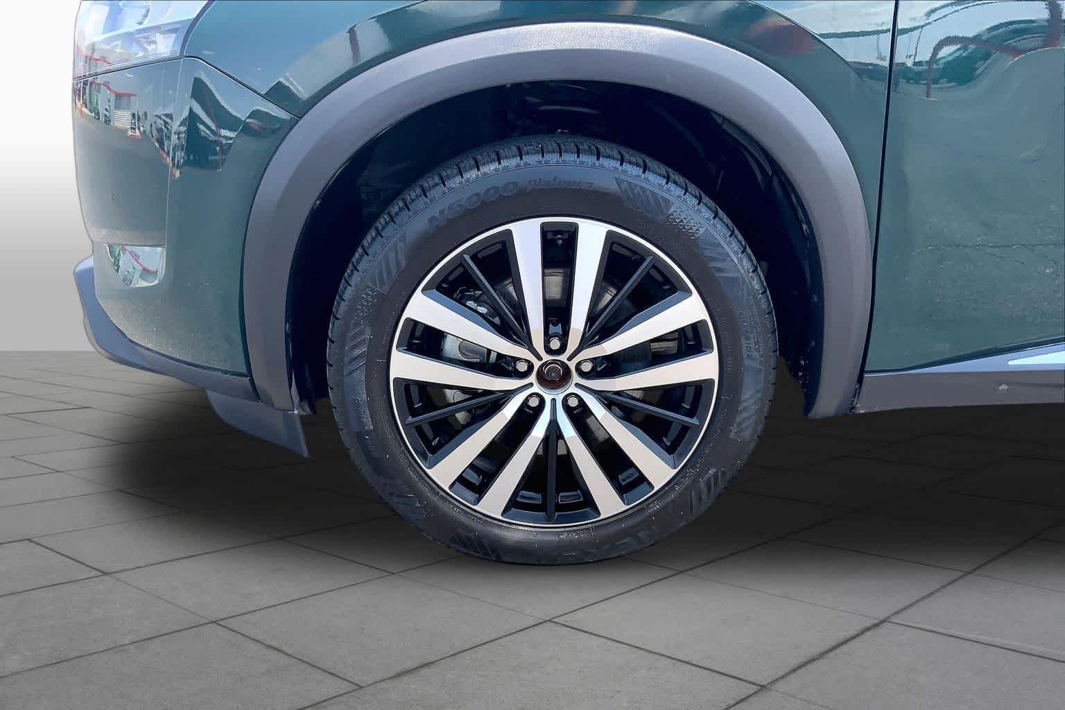Used 2023 Obsidian Green Pearl Nissan Platinum image 11