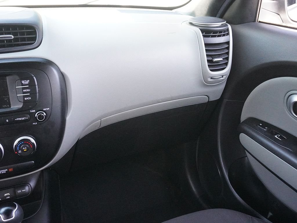 Used 2018 White Kia Base image 26