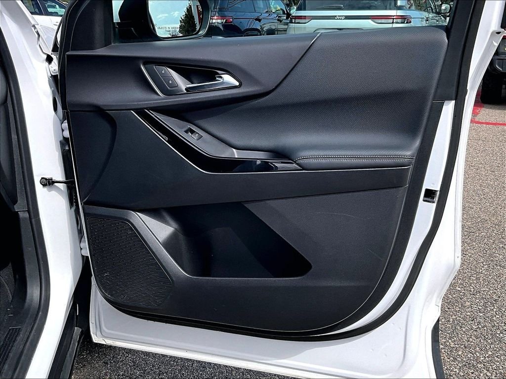 Used 2025 White Chevrolet LT image 12
