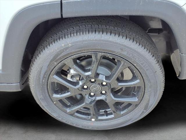 New 2026 Silver Zynith Metallic Clear-Coat Exterior Paint Jeep Latitude image 7