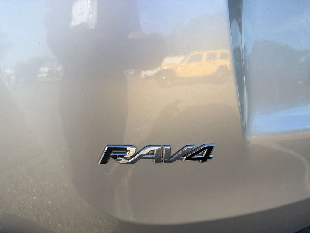 Used 2015 Silver Toyota XLE image 18