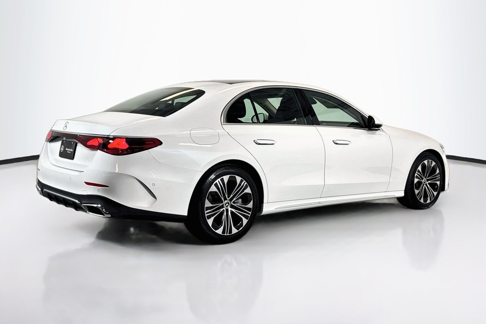 New 2026 MANUFAKTUR Moonlight White Metallic Mercedes-Benz E 350 image 5