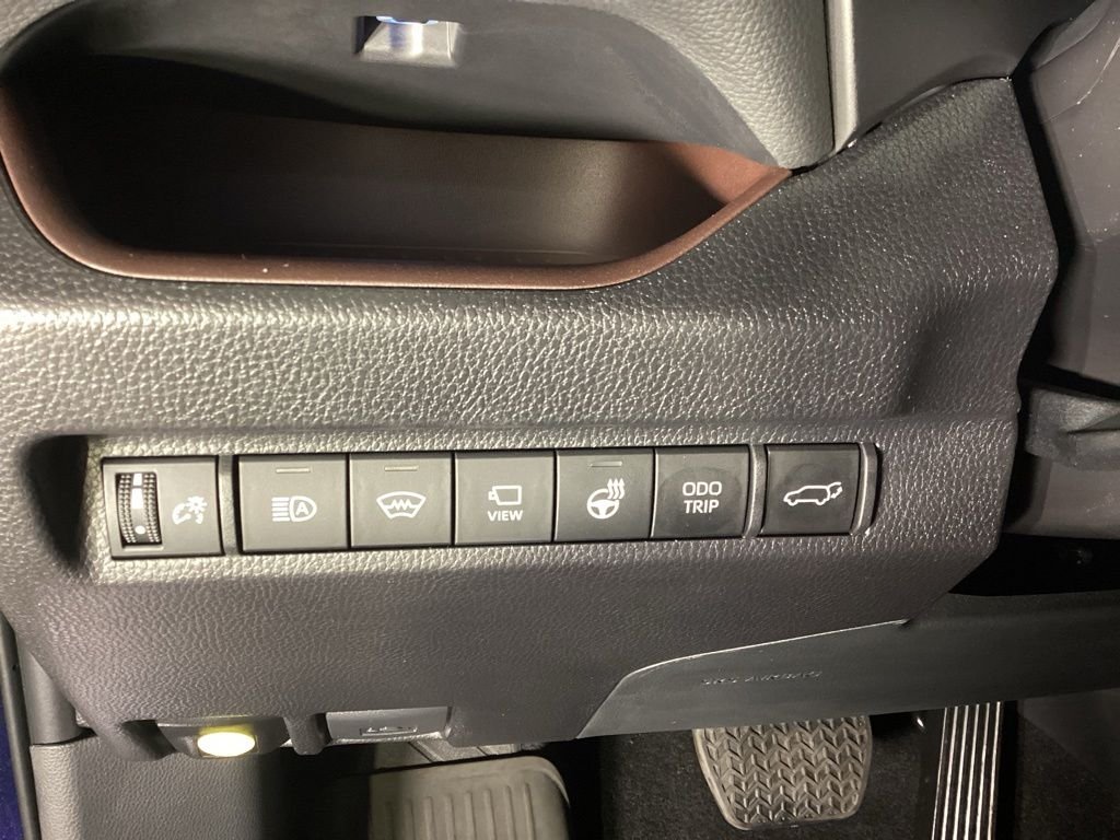 Certified Used 2025  Toyota Limited image 20
