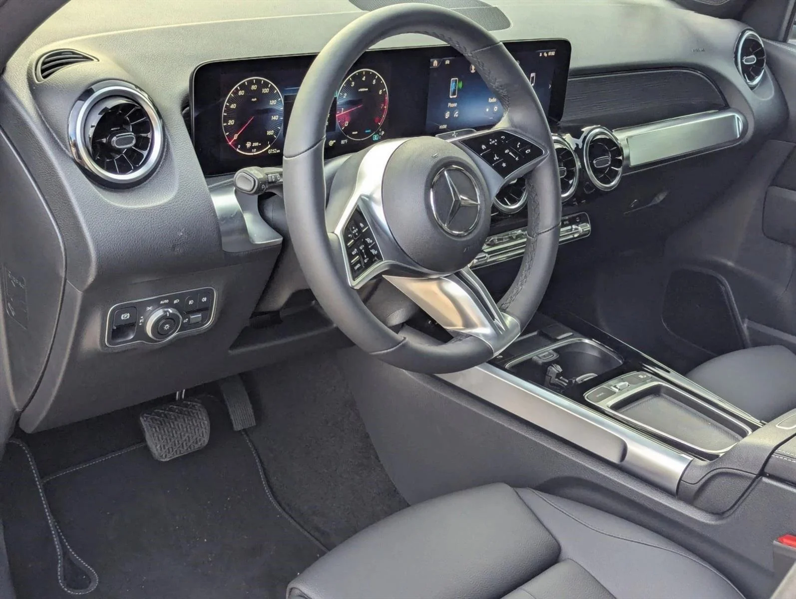 Used 2026 Cirrus Silver Metallic Mercedes-Benz GLB 250 image 10