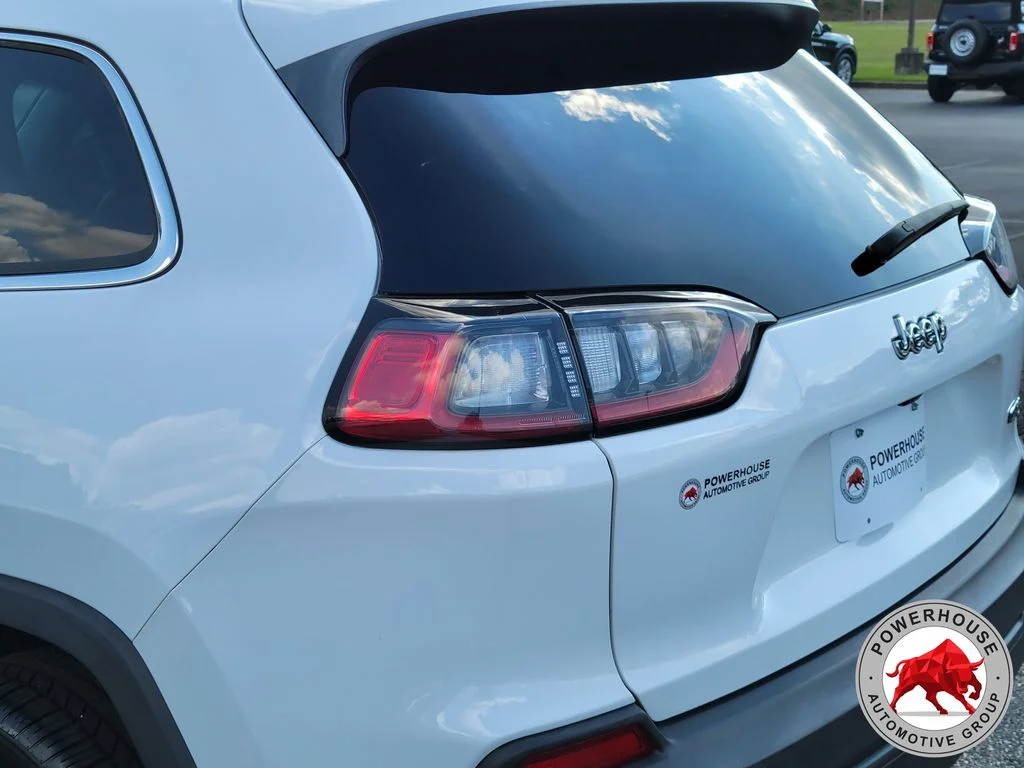 Used 2022 White Jeep Latitude Lux image 13