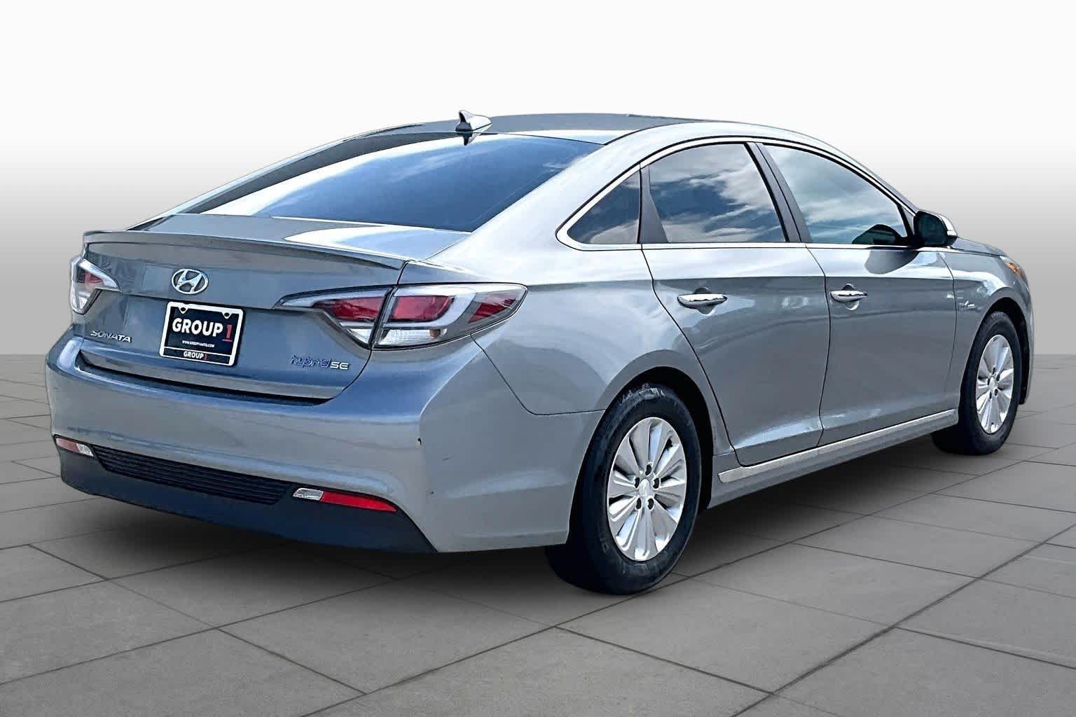 Used 2017 Metropolis Gray Hyundai SE image 12
