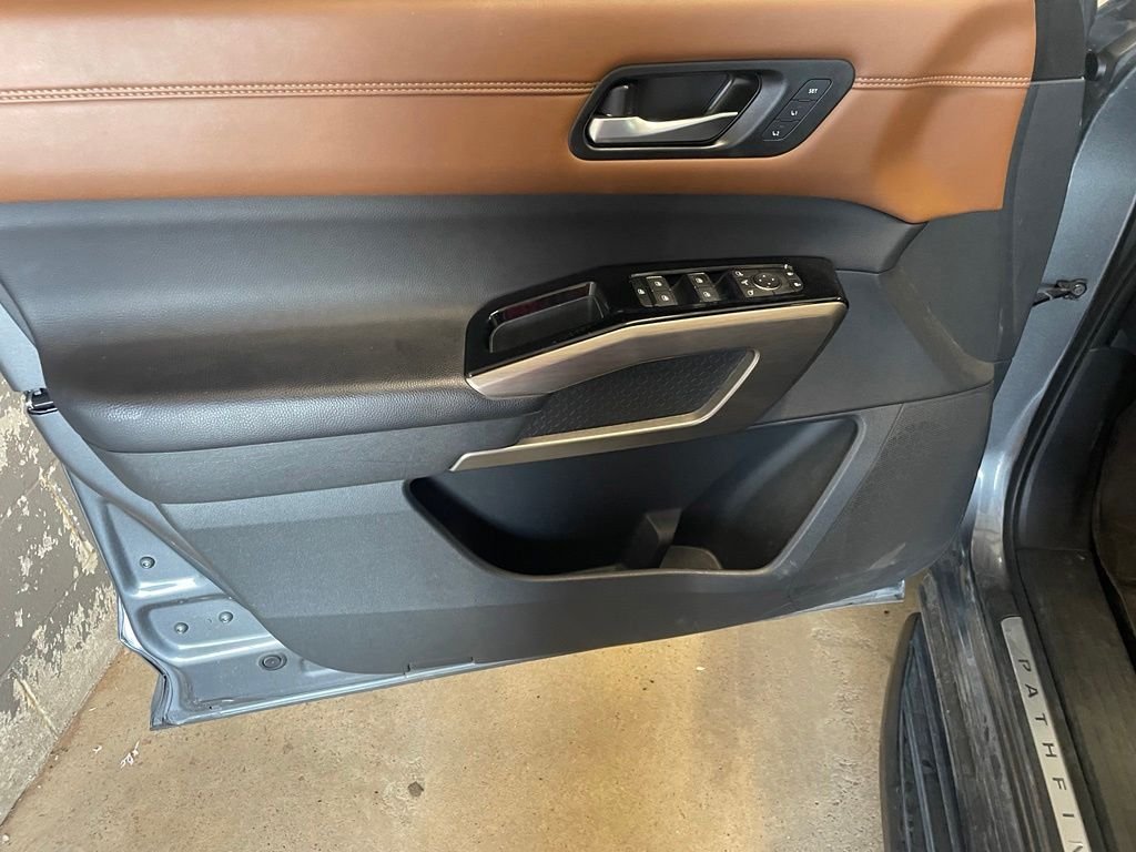 Used 2024 Gray Nissan Platinum image 9