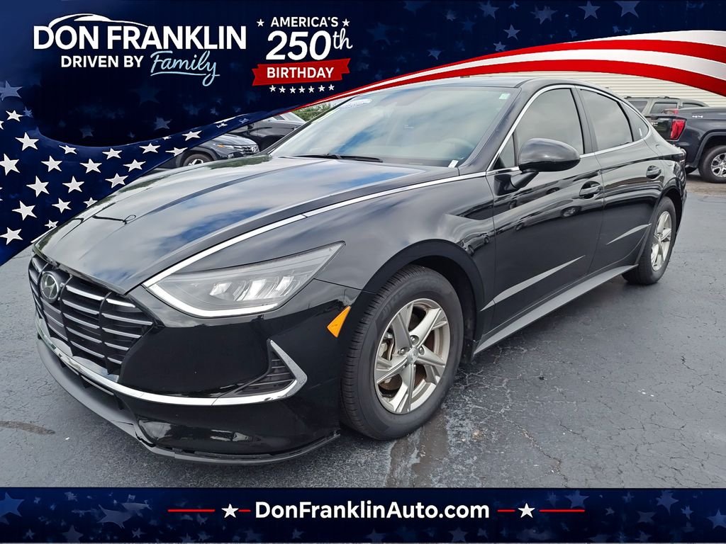 Used 2021 Black Hyundai SE image 1