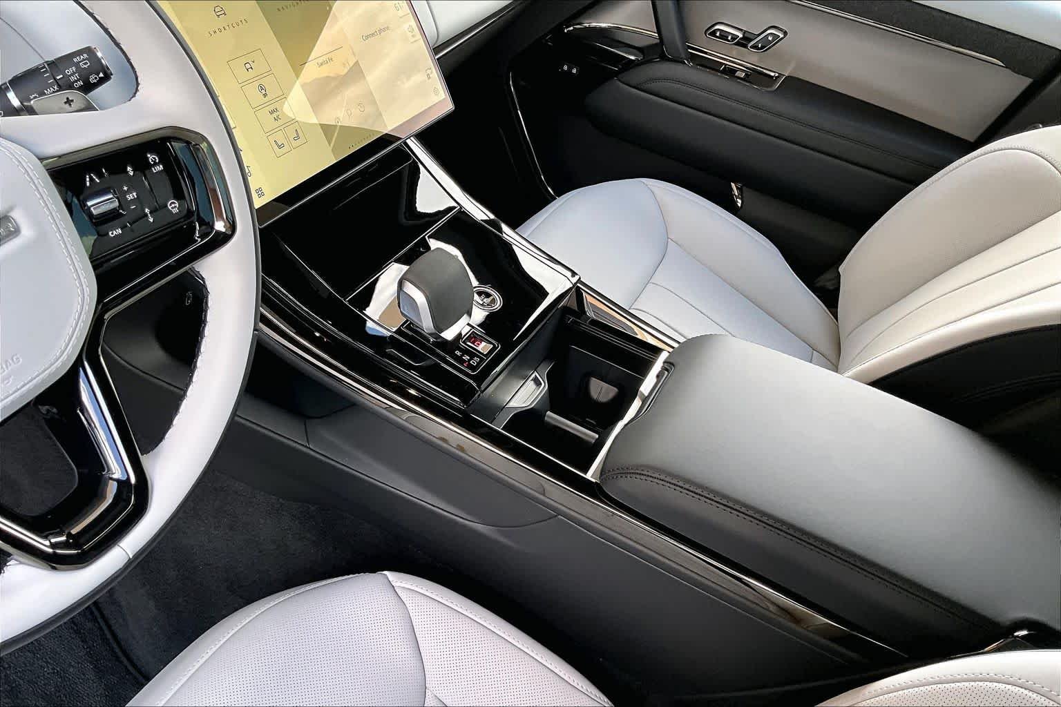 New 2026 Ostuni Pearl White Land Rover Dynamic SE image 7