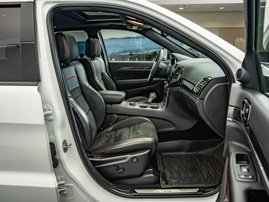 Used 2019 Bright White Clearcoat Jeep Trailhawk image 38