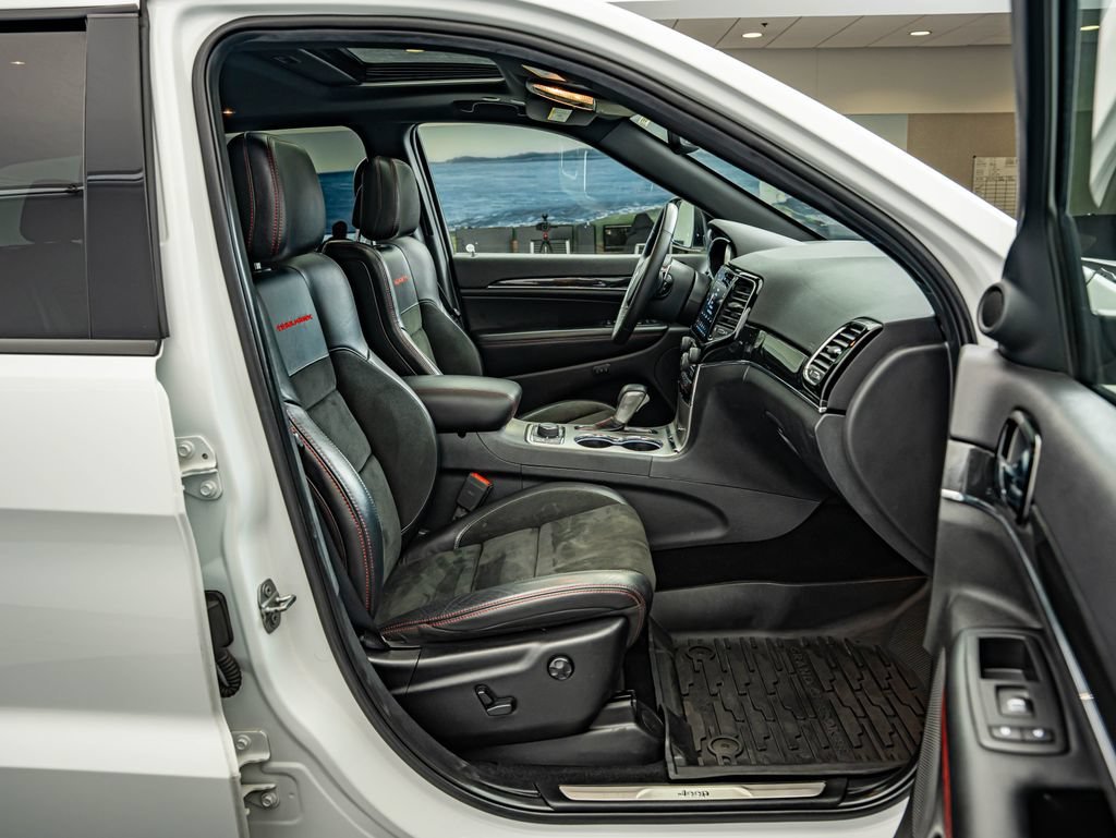 Used 2019 Bright White Clearcoat Jeep Trailhawk image 38