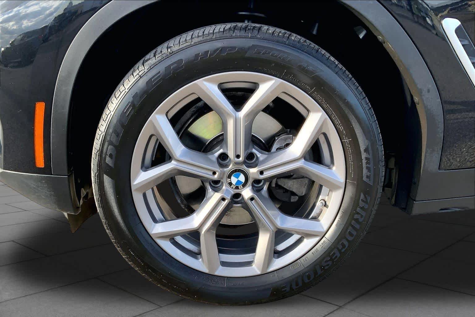 Used 2022 Jet Black BMW sDrive30i image 9