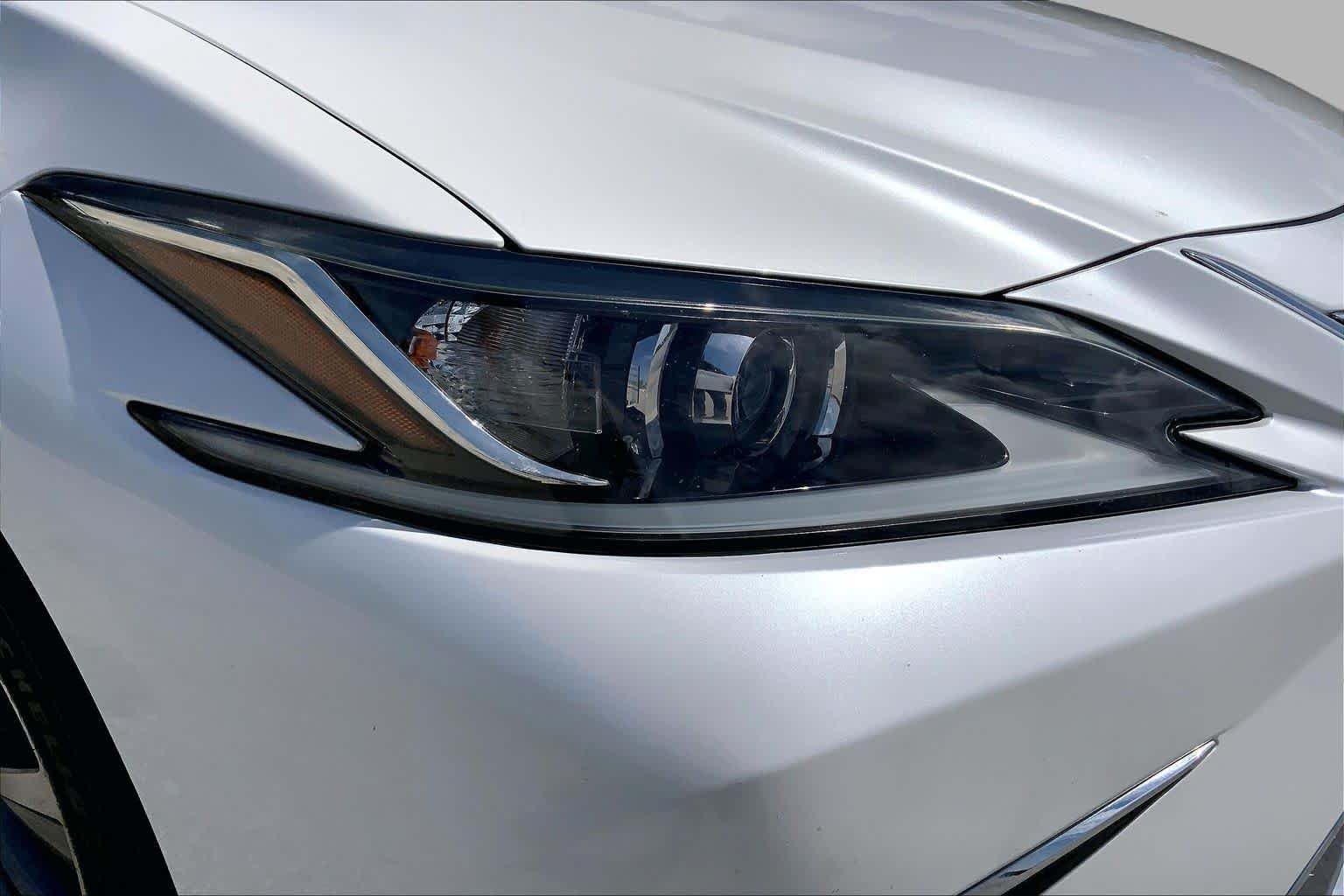 Used 2019 Eminent White Pearl Lexus  image 27