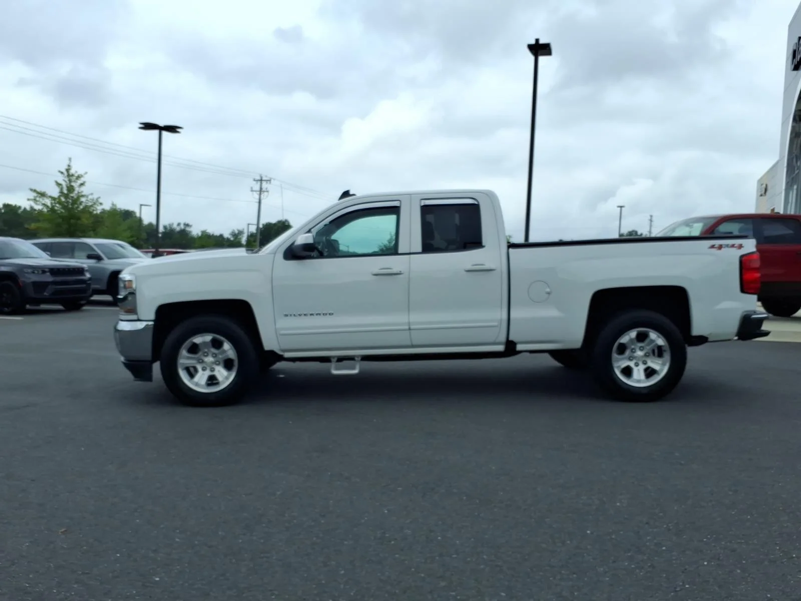 Used 2018 Summit White Chevrolet LT image 3
