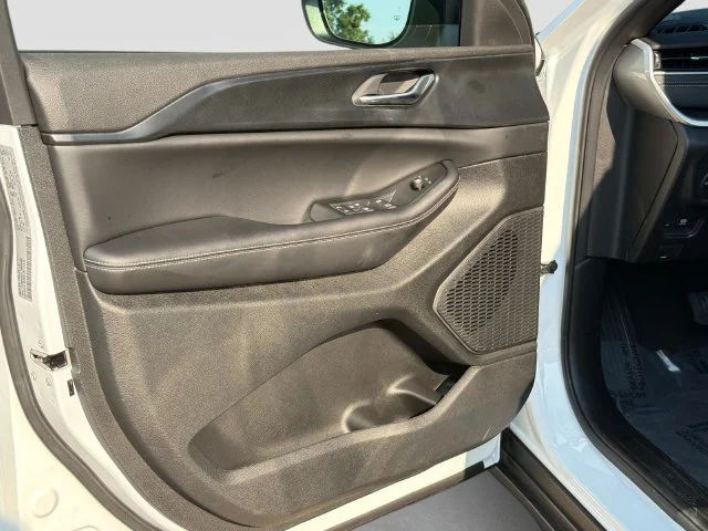 New 2026 Bright White Clear-Coat Exterior Paint Jeep Laredo X image 19