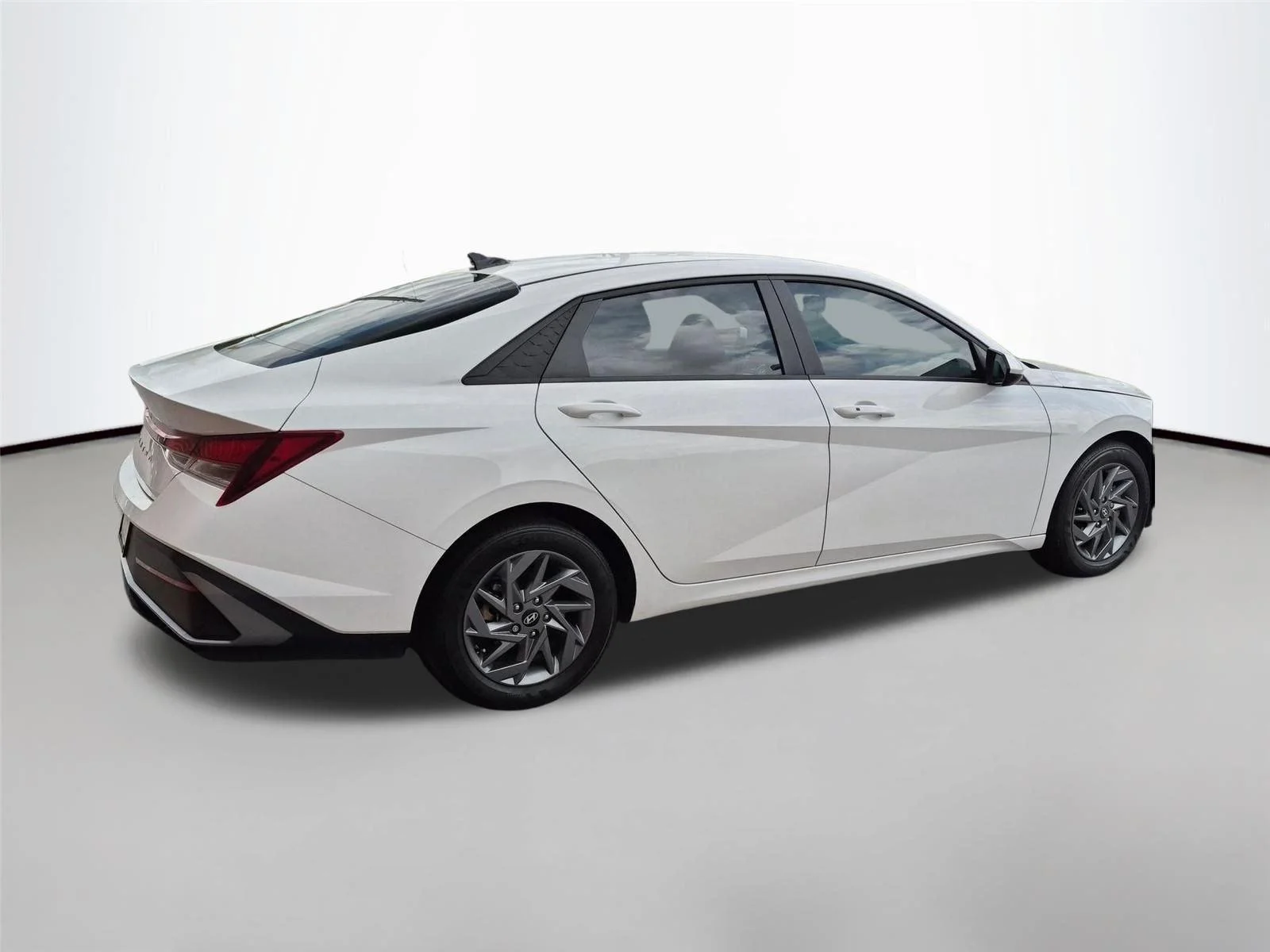 Used 2024 Serenity White Hyundai SEL image 5