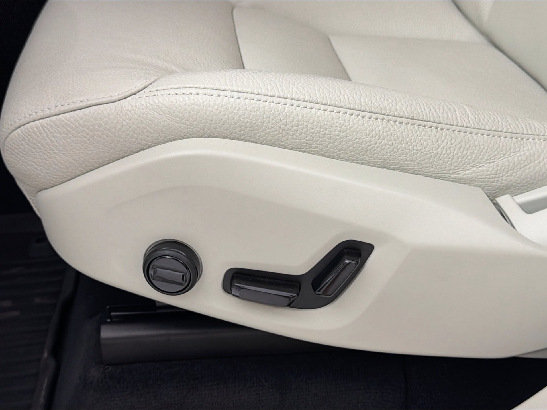 2025 Volvo XC90 Plus - Photo 19