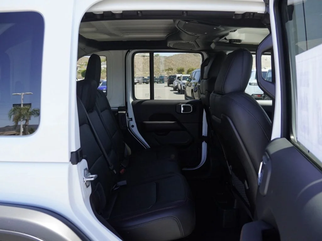 New 2026 Bright White Clear-Coat Exterior Paint Jeep Rubicon image 22