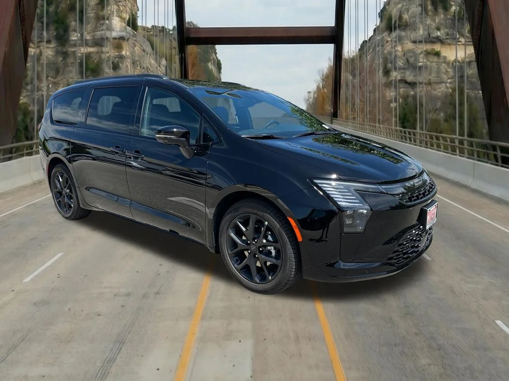 2027 Chrysler Pacifica Limited's photo