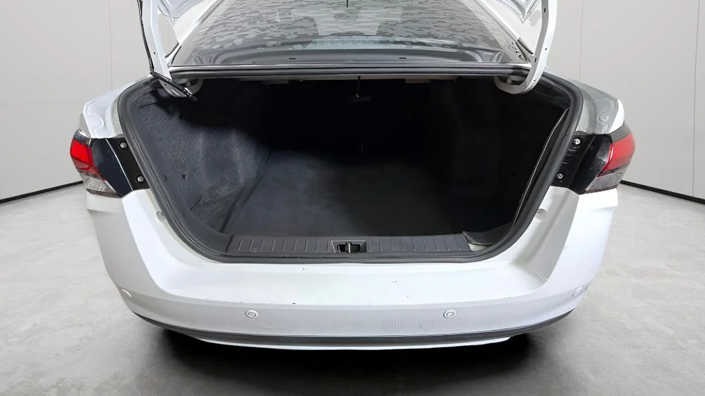 Used 2020 White Nissan 1.6 S image 27