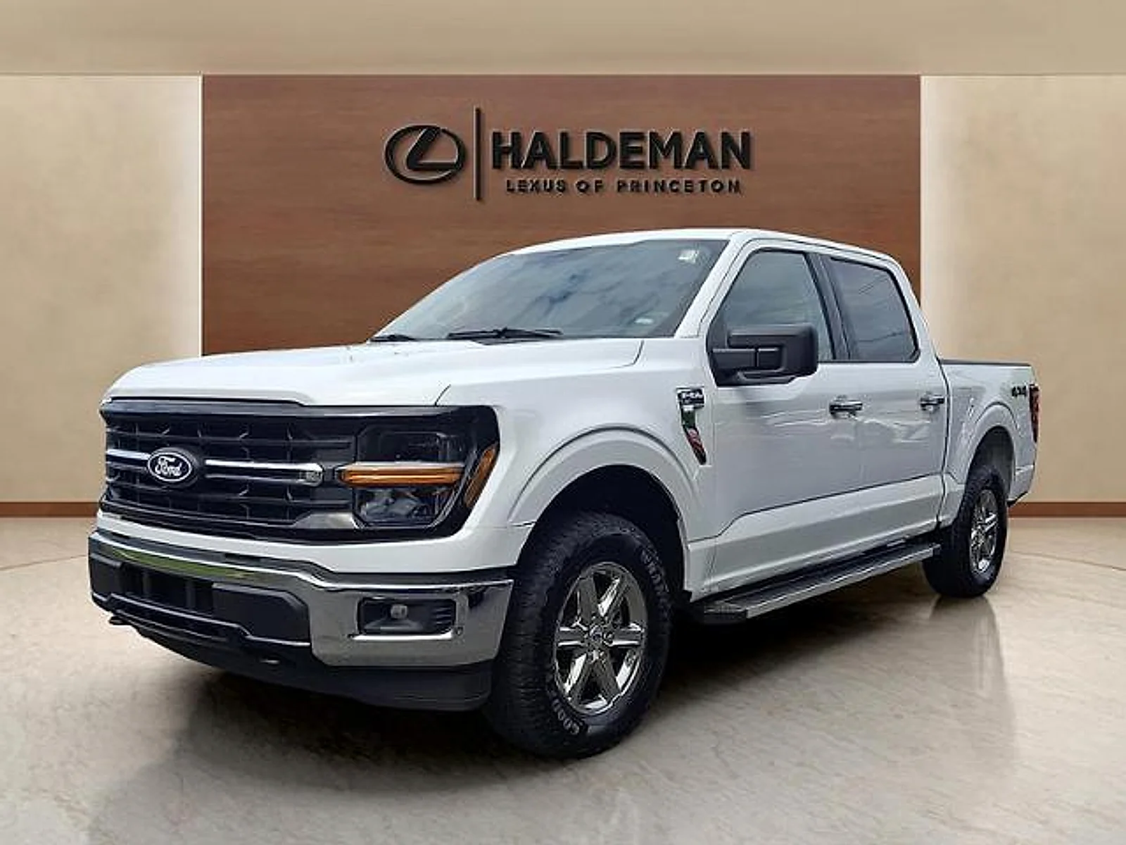 Used 2025 Oxford White Ford XLT image 3