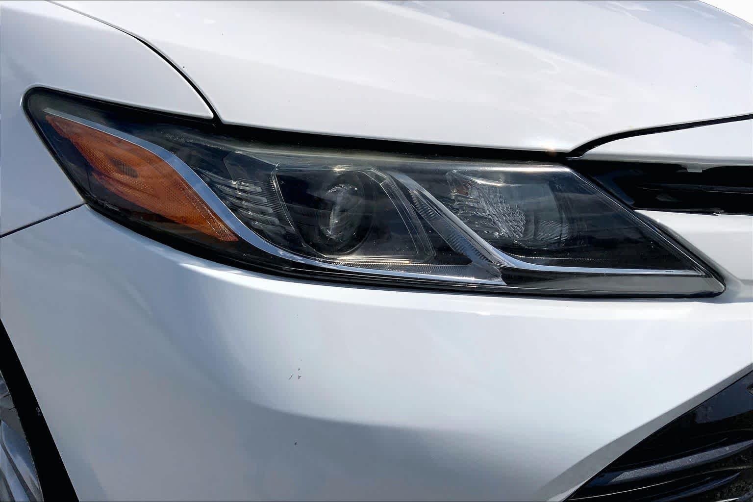 Used 2018 Super White Toyota LE image 27