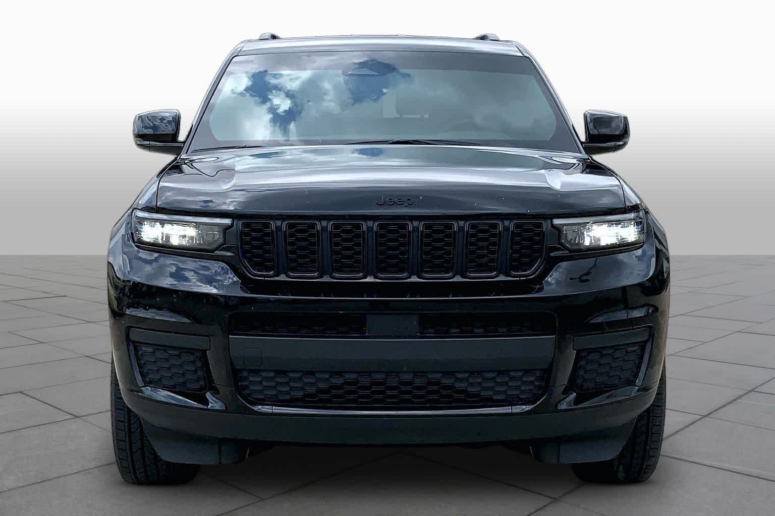 Certified Used 2023 Diamond Black Jeep Altitude image 4